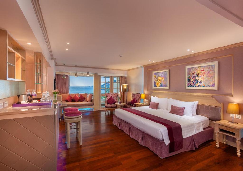 Postel nebo postele na pokoji v ubytování Diamond Cliff Resort & Spa, Patong Beach