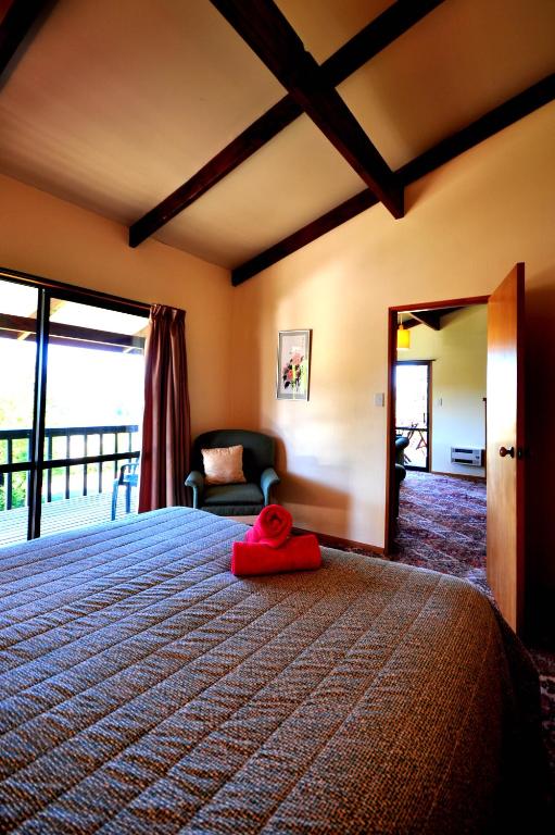 Postel nebo postele na pokoji v ubytování Greenacres Alpine Chalets & Villas