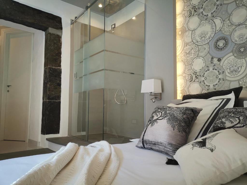 una camera con un letto con una parete in vetro di Vernazza Luxury Apartment a Vernazza