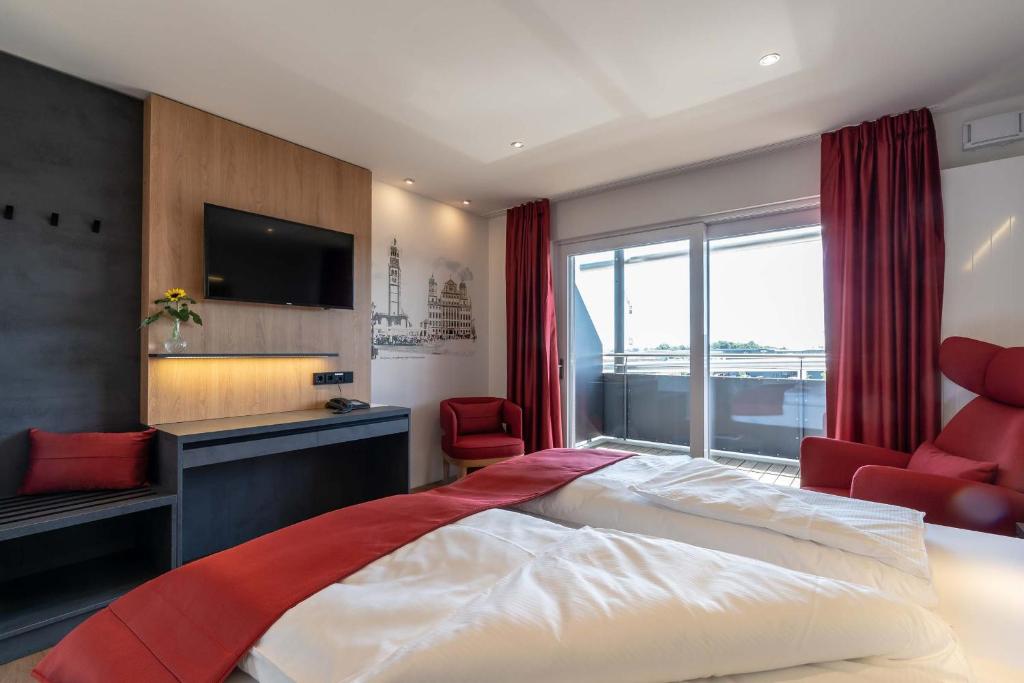 Postel nebo postele na pokoji v ubytování Augsburg Hotel Sonnenhof