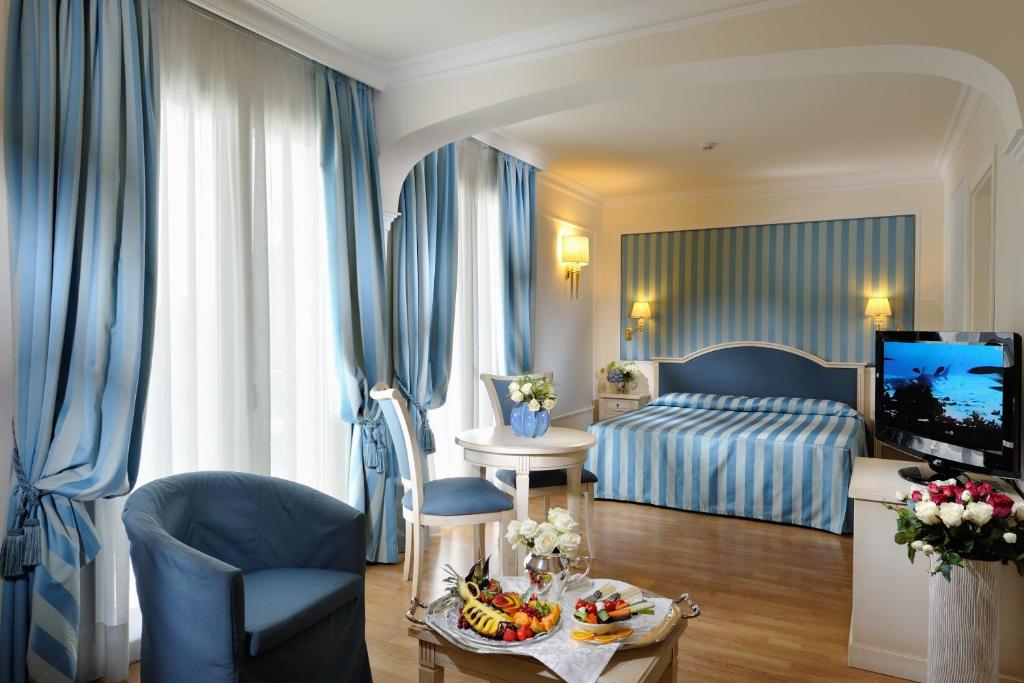 Postel nebo postele na pokoji v ubytování Hotel Italia Palace
