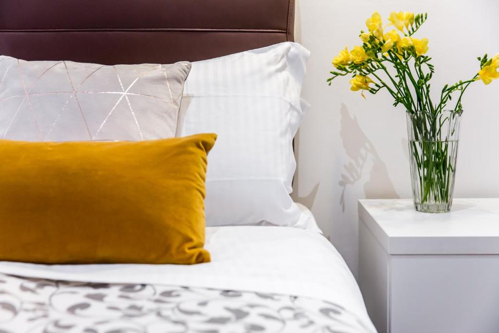A bed or beds in a room at Sant'Angelo Apartments
