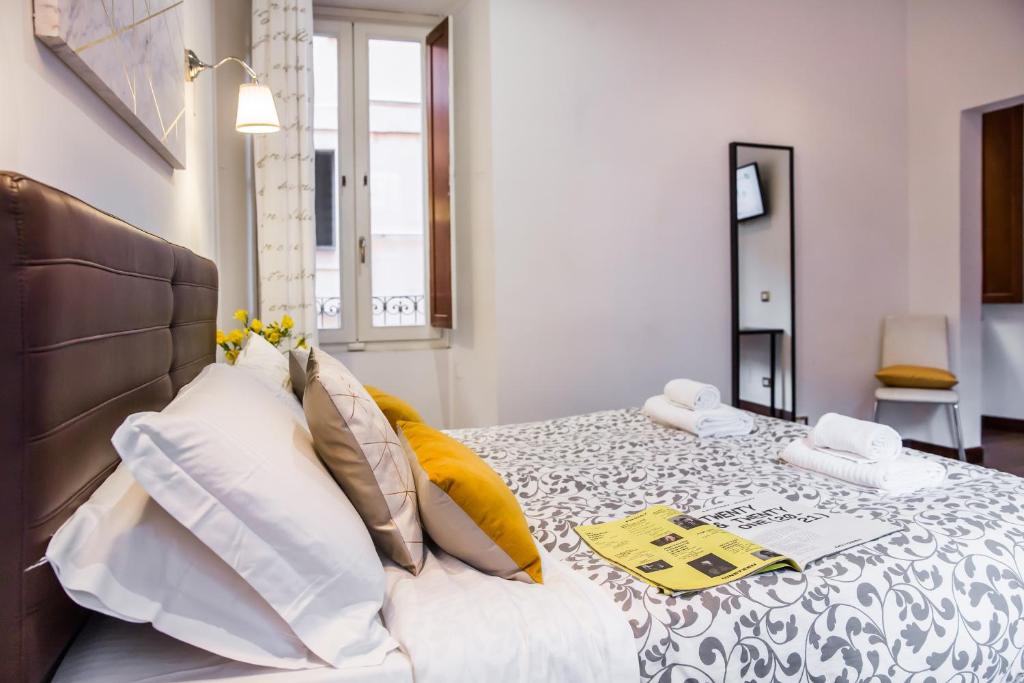 A bed or beds in a room at Sant'Angelo Apartments