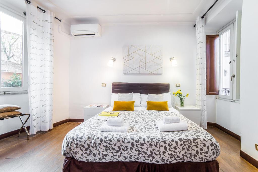 A bed or beds in a room at Sant'Angelo Apartments