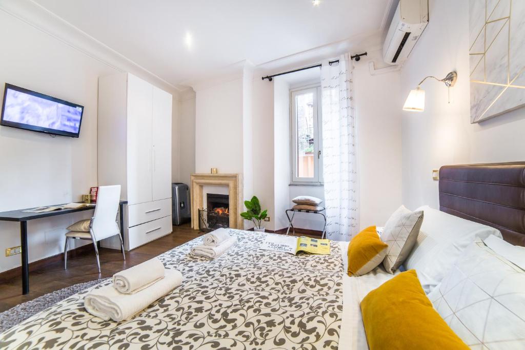 A bed or beds in a room at Sant'Angelo Apartments