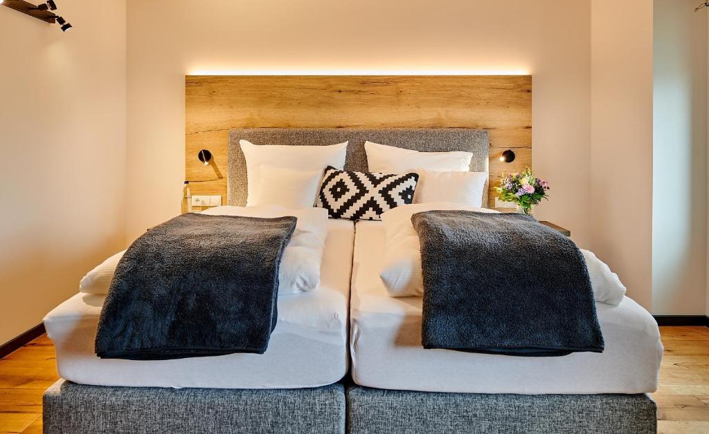 Postel nebo postele na pokoji v ubytování Hotel & Restaurant Herzstück Waldkirchen