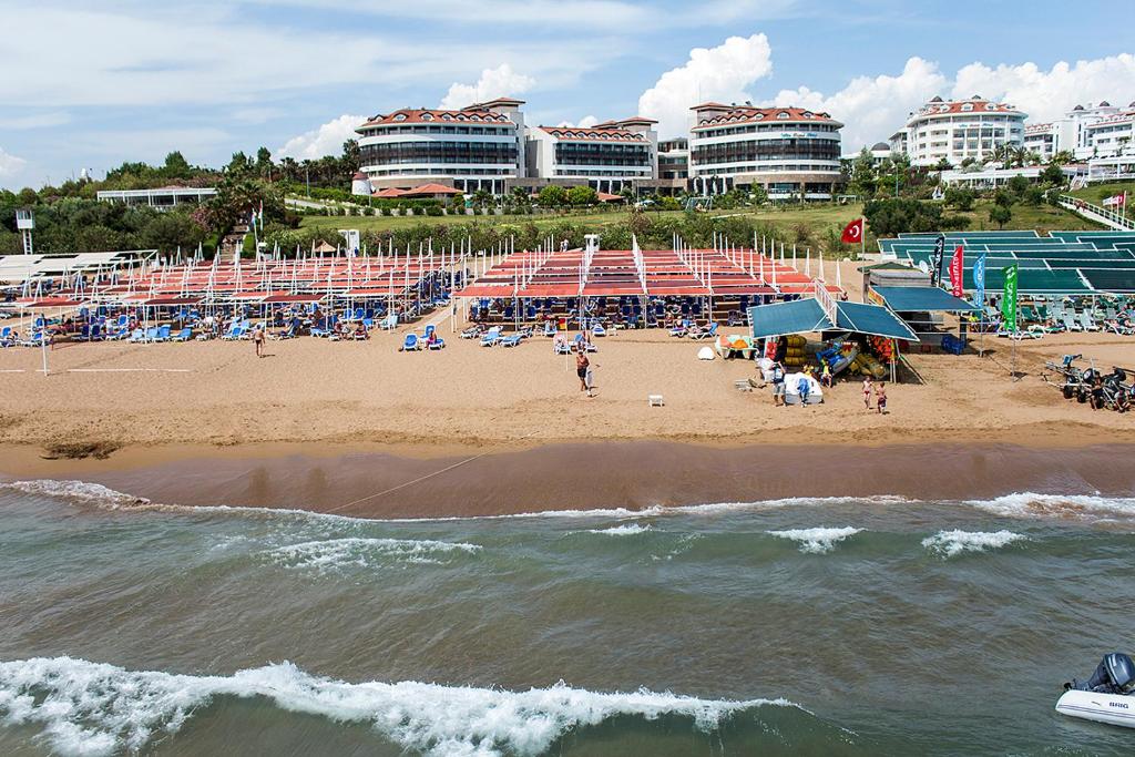 eine Luftansicht auf einen Strand mit einer Menschenmenge in der Unterkunft Alba Royal Hotel - Ultra All Inclusive -Adults Only (+16) in Side