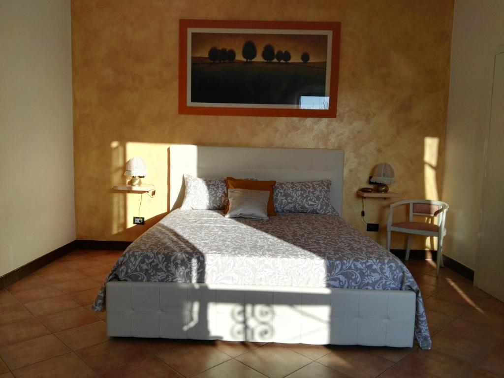 um quarto com uma cama e uma fotografia na parede em Piramide Gold em Roma