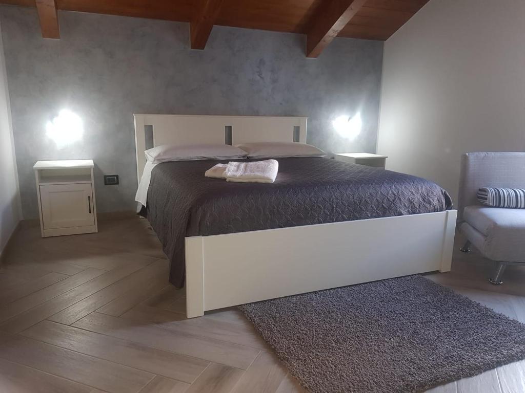 Posteľ alebo postele v izbe v ubytovaní THE ATTIC ROOM