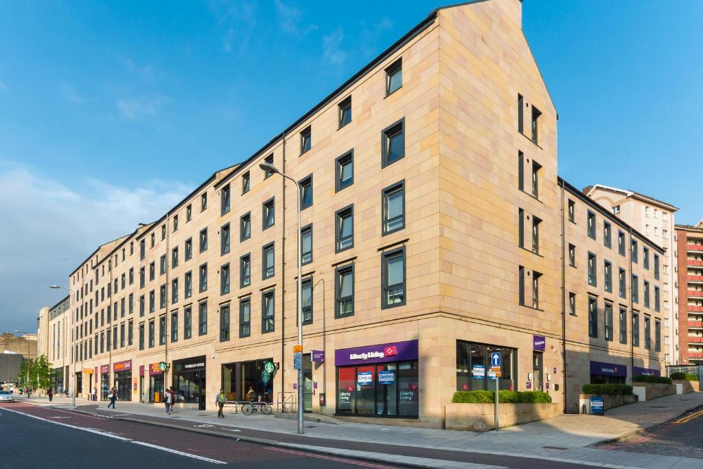 un gran edificio de ladrillo en una calle de la ciudad en Destiny Student – Shrubhill (Campus Accommodation), en Edimburgo