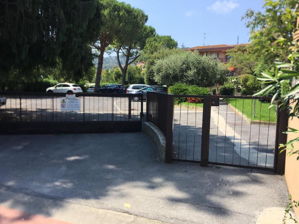 una puerta en una entrada con coches en un aparcamiento en alloggio a 200mt. dal mare, en Diano Marina