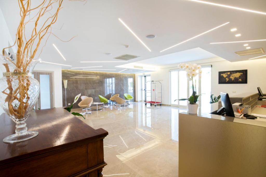 A television and/or entertainment centre at Forte 2 Hotel