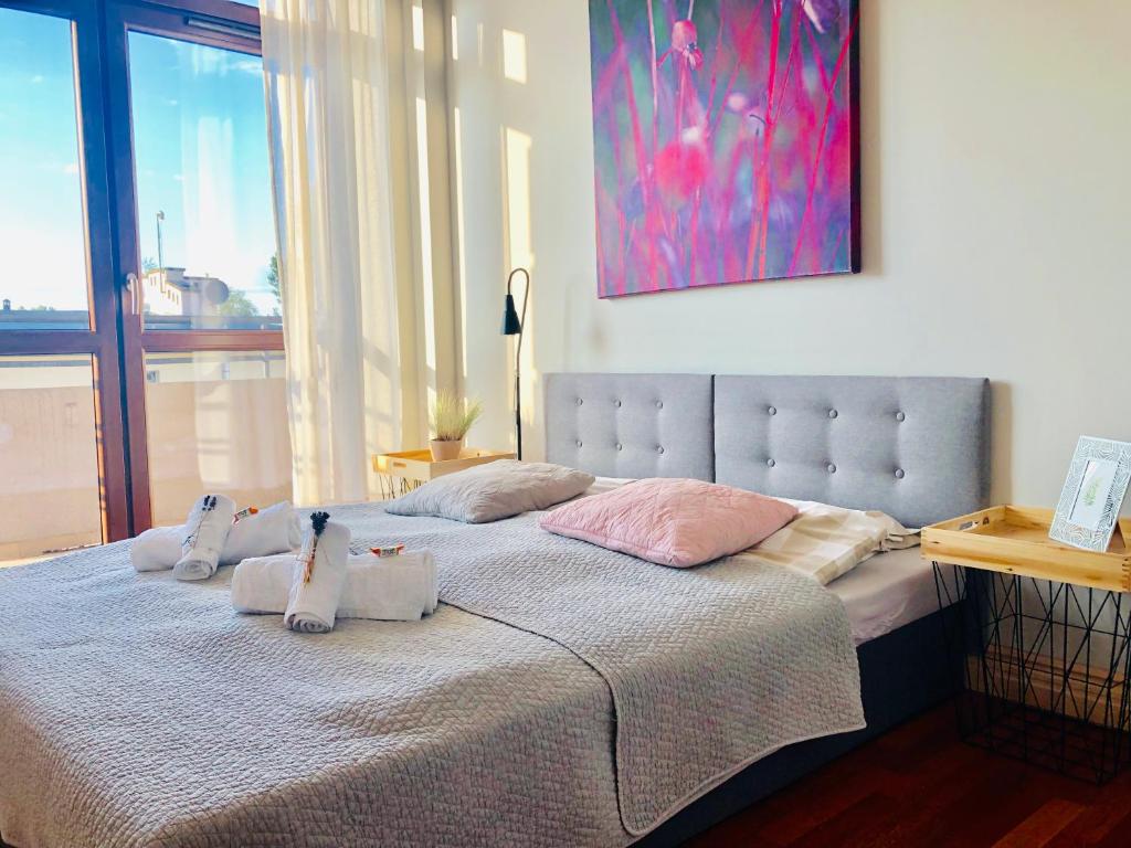 Ένα ή περισσότερα κρεβάτια σε δωμάτιο στο 75m2 Apartament Kopernik z widokiem na Jasną Górę