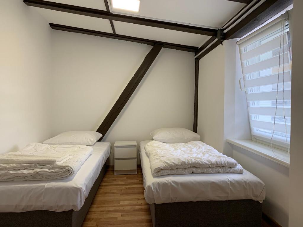 Łóżko lub łóżka w pokoju w obiekcie Małe mieszkanie na poddaszu w centrum