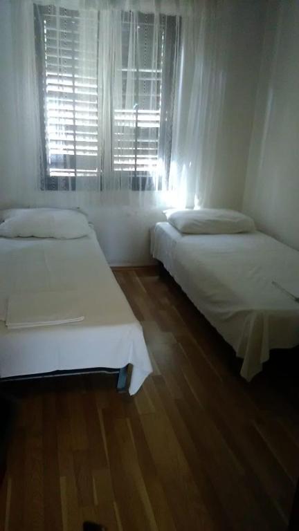 Postel nebo postele na pokoji v ubytování Apartmani Vuksanović
