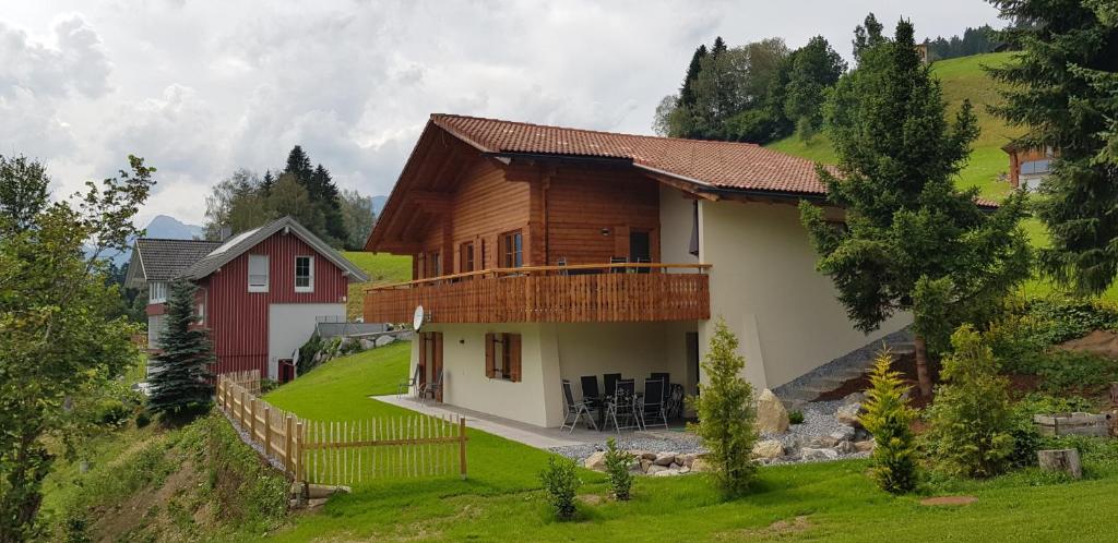 une maison sur le flanc d'une colline dans l'établissement Panorama Chalet Montafon, à Bartholomäberg