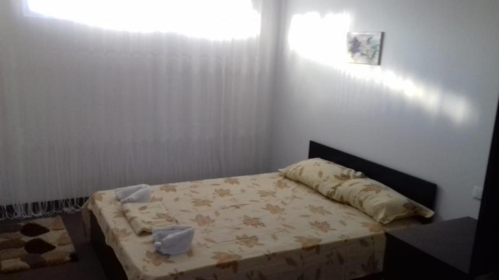 Un pequeño dormitorio con una cama en la esquina en Vila Hipo en Venus