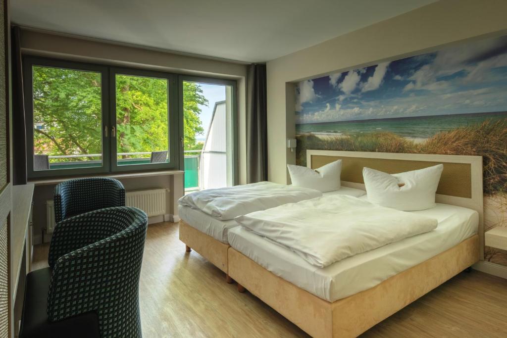 Hotel Haus am Meer في غرال موريتز: غرفة نوم بسرير ودهان على الحائط