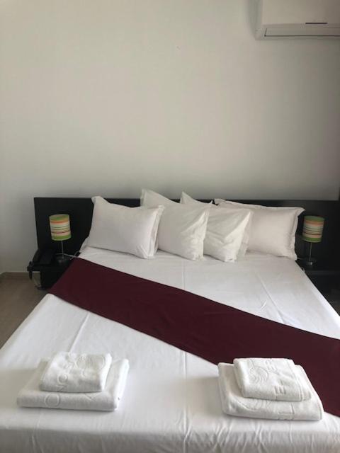 Postel nebo postele na pokoji v ubytování Academy Hotel