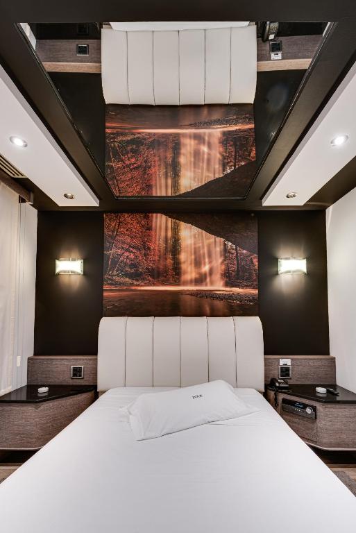 Una cama o camas en una habitación de Zouk Hotel