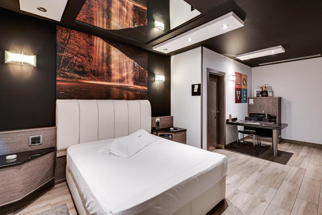 Una cama o camas en una habitación de Zouk Hotel