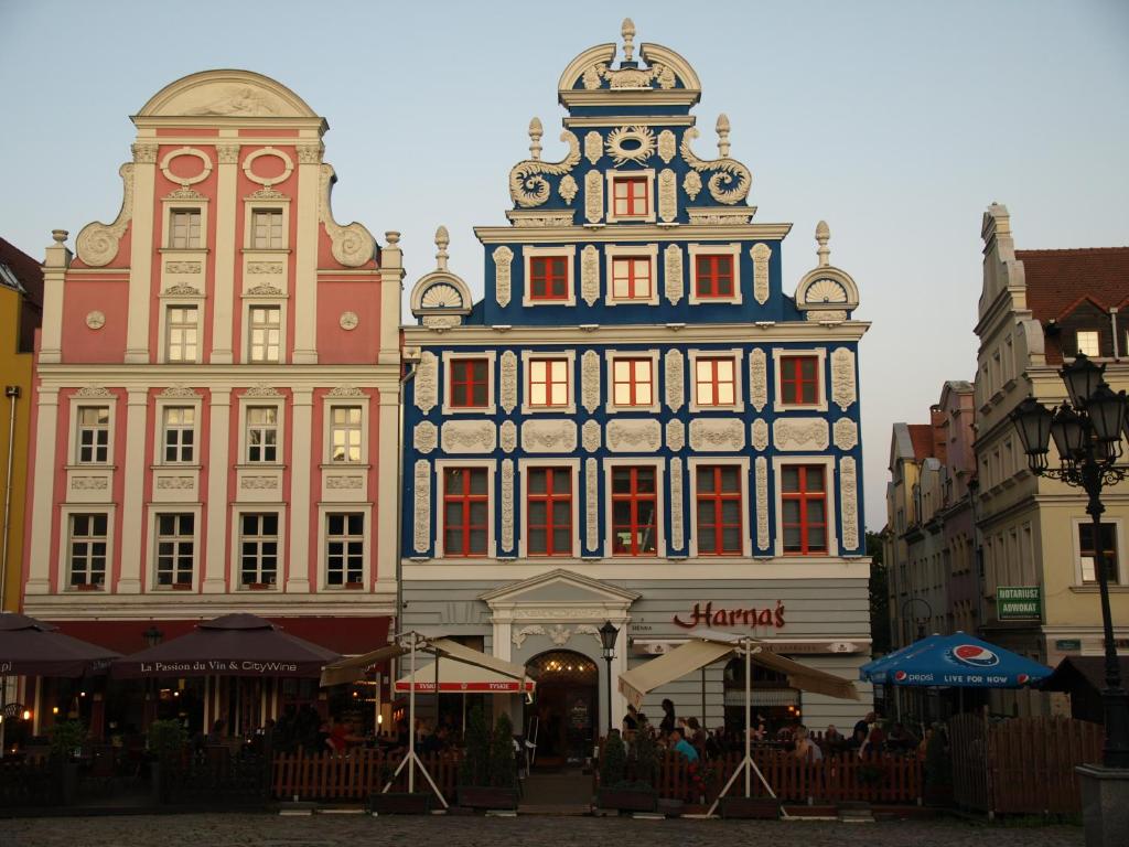 un groupe de grands bâtiments dans une ville dans l'établissement Bulwary Apartments, à Szczecin