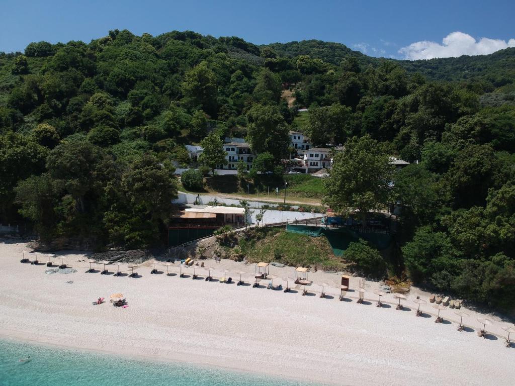 - une vue aérienne sur une plage avec des personnes dans l'établissement Eden Hotel, à Agios Ioannis