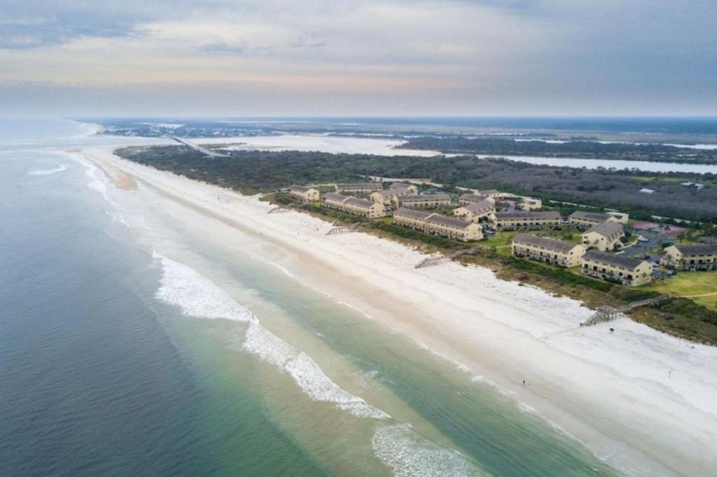 una vista aérea de un resort en la playa en Summerhouse 101 Condo, en St. Augustine