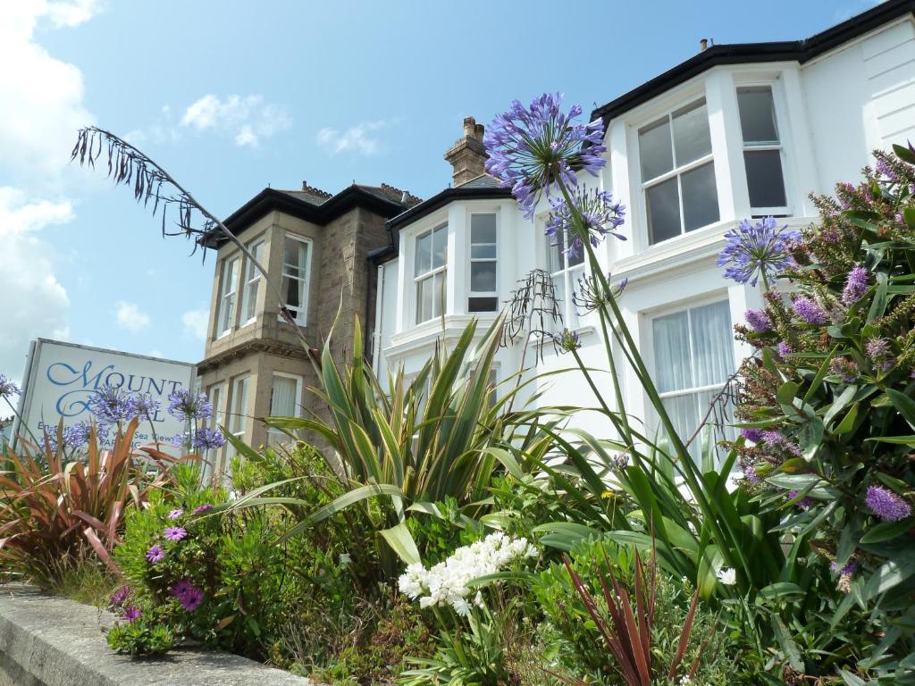 una casa con flores delante en Mount Royal - Penzance, en Penzance
