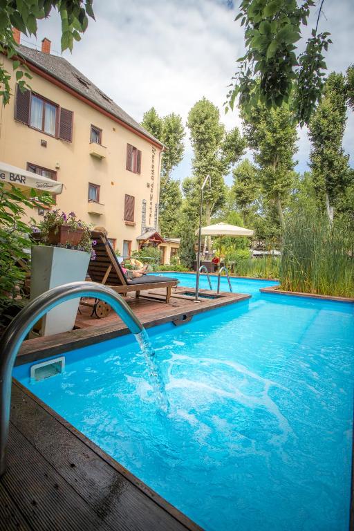 Bazén v ubytovaní Renegade Hotel alebo v jeho blízkosti