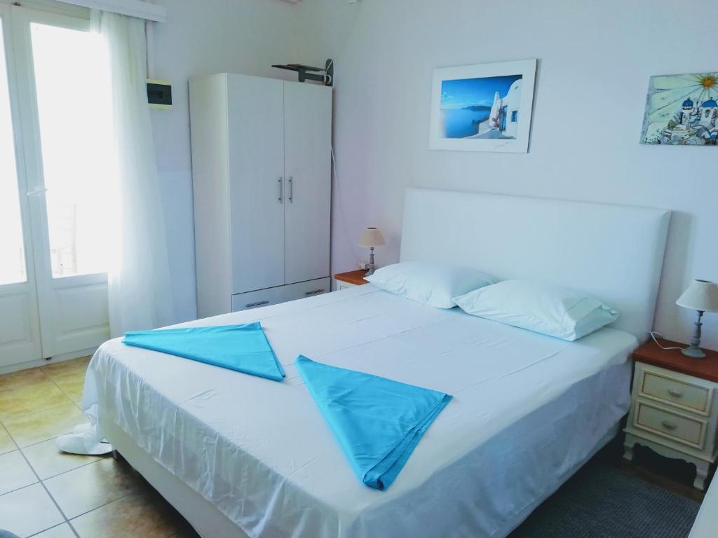 Postel nebo postele na pokoji v ubytování Logaras Seaview Apartment
