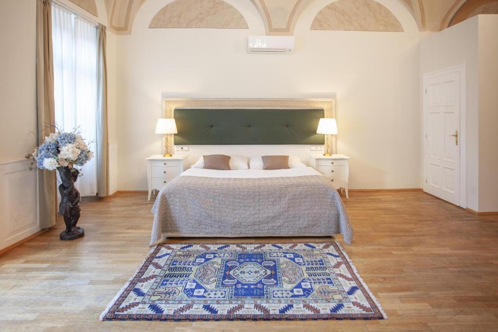 Postel nebo postele na pokoji v ubytování Little King Hotel U Malvaze