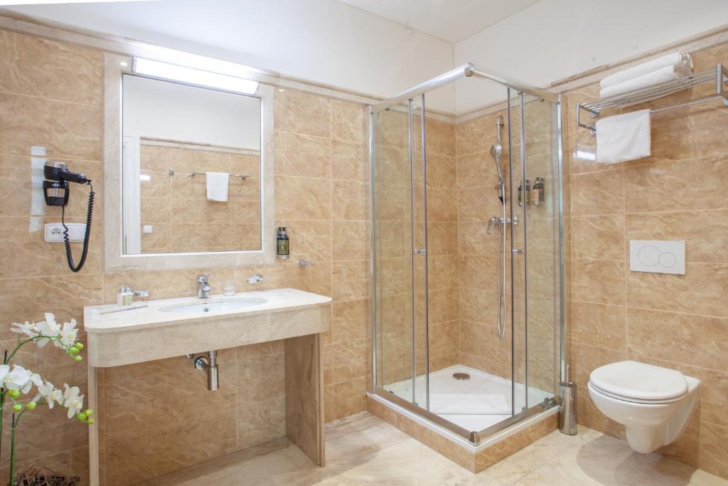 Koupelna v ubytování Little King Hotel U Malvaze