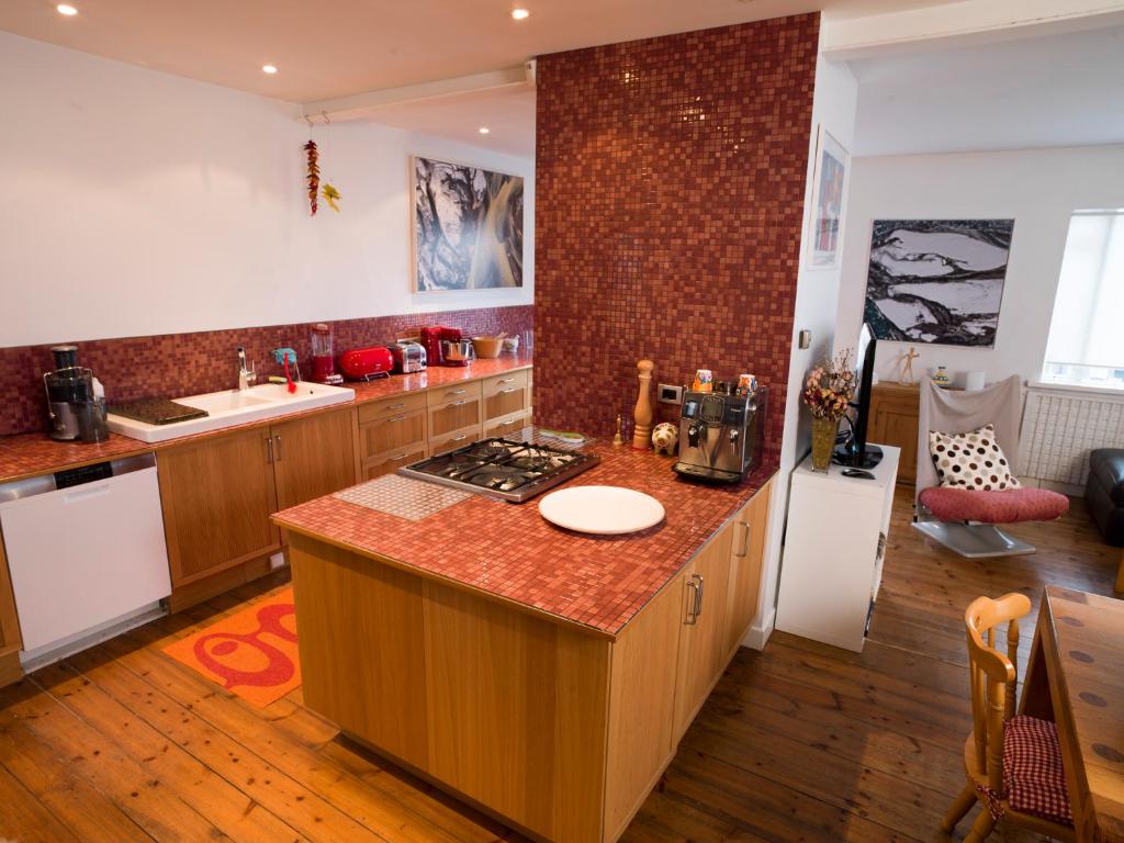uma grande cozinha com uma bancada e uma ilha de cozinha em Town House close to Center em Reykjavík
