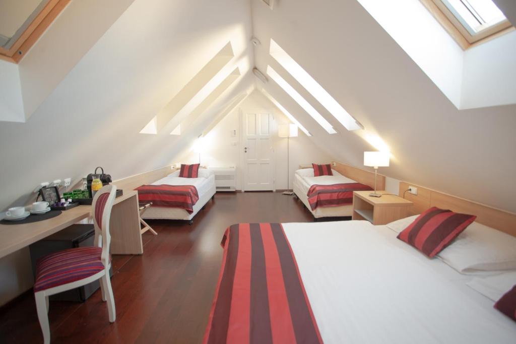 Postel nebo postele na pokoji v ubytování Little King Hotel U Malvaze