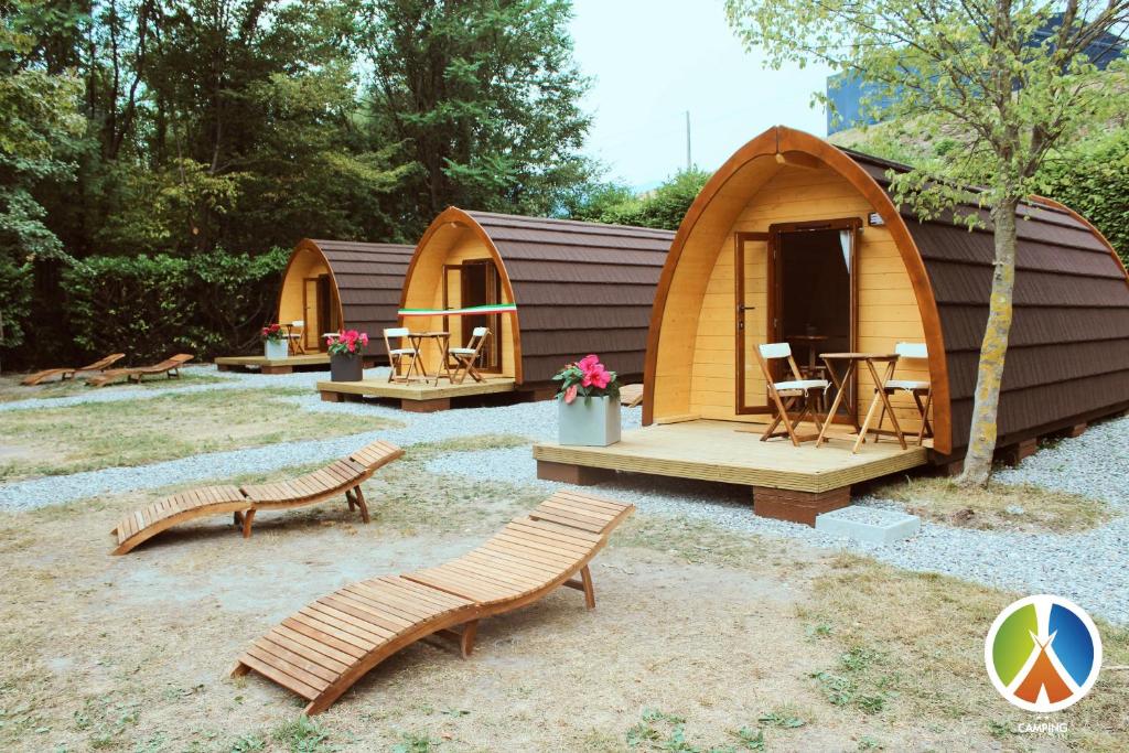 Alesso的住宿－Camping lago 3 comuni，一组帐篷,配有长椅和桌子