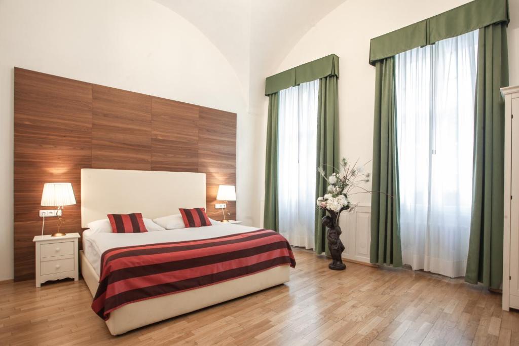 Postel nebo postele na pokoji v ubytování Little King Hotel U Malvaze