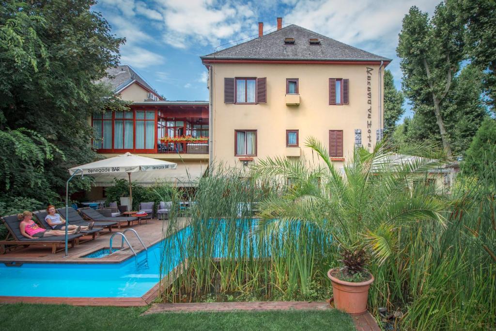 Bazén v ubytovaní Renegade Hotel alebo v jeho blízkosti
