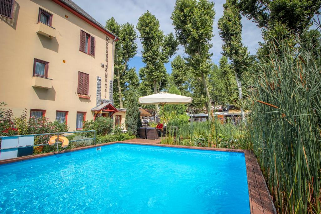 Bazén v ubytovaní Renegade Hotel alebo v jeho blízkosti
