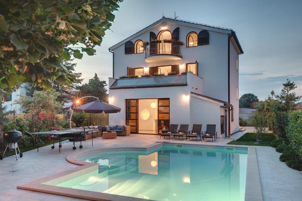 Bazén v ubytování Villa Andrija Family Dream with heated pool at the sea with beautiful garden, outside cinema and kids playground nebo v jeho okolí