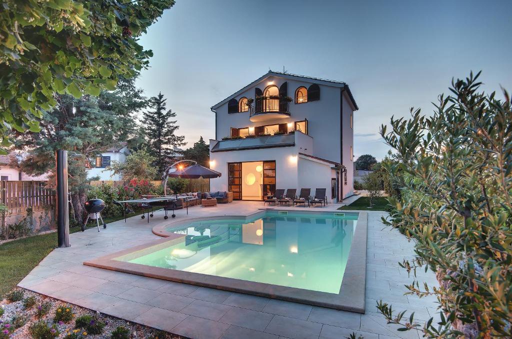 Bazén v ubytování Villa Andrija Family Dream with heated pool at the sea with beautiful garden, outside cinema and kids playground nebo v jeho okolí