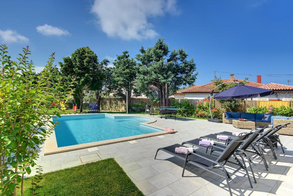 Bazén v ubytování Villa Andrija Family Dream with heated pool at the sea with beautiful garden, outside cinema and kids playground nebo v jeho okolí