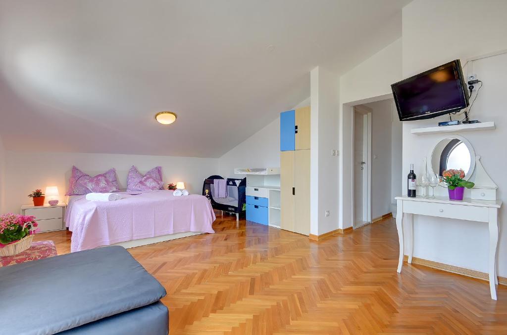 Postel nebo postele na pokoji v ubytování Villa Andrija Family Dream with heated pool at the sea with beautiful garden, outside cinema and kids playground