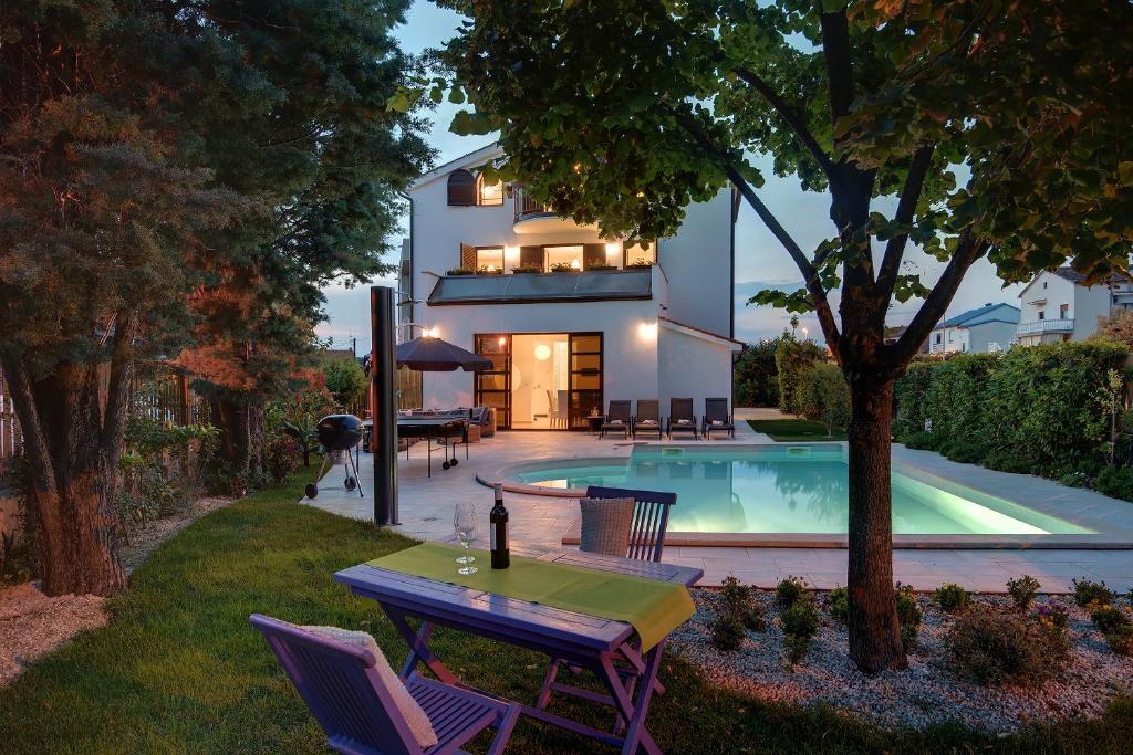 Bazén v ubytování Villa Andrija Family Dream with heated pool at the sea with beautiful garden, outside cinema and kids playground nebo v jeho okolí