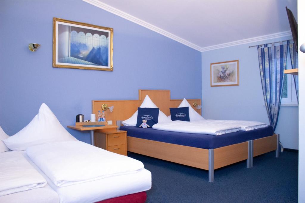 Postel nebo postele na pokoji v ubytování Donau-Hotel