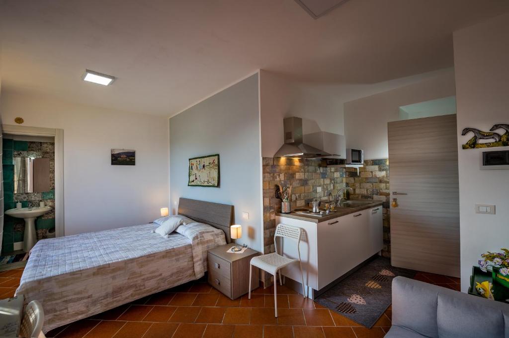 A bed or beds in a room at Piccolo Sole d'oro - appartamenti