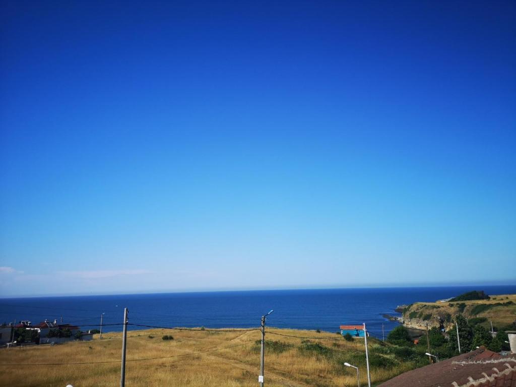 una vista del océano desde la cima de una colina en Hotel Bavaria, en Sinemorets