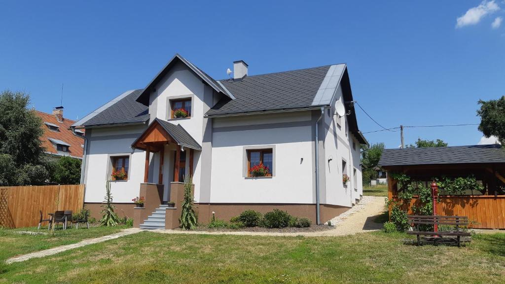 een wit huis met een zwart dak bij U Kapitána in Radvánovice