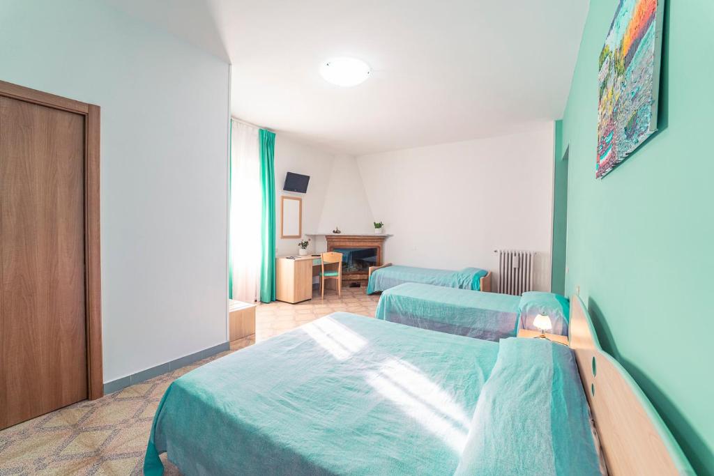 Tra I Monti - Habitación Cuádruple Con Balcón