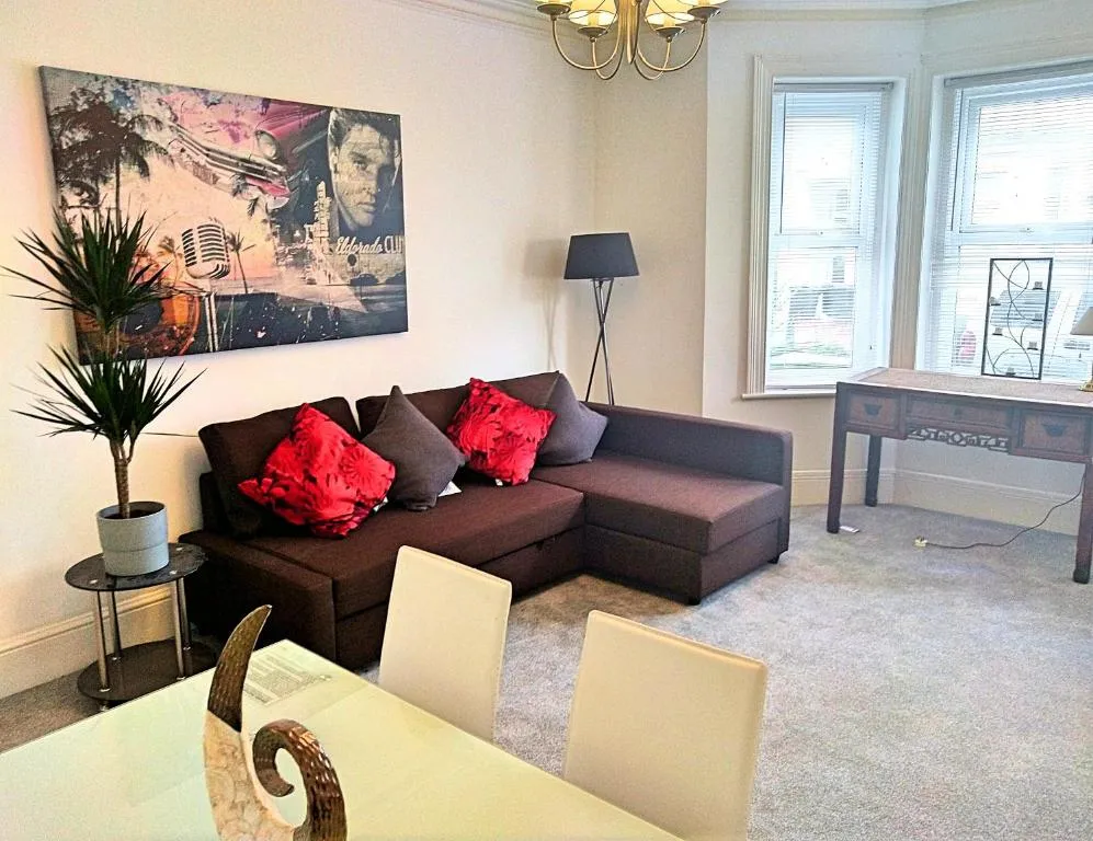 Very Spacious G.Floor Apartment w/Patio, Bournemouth, United Kingdom